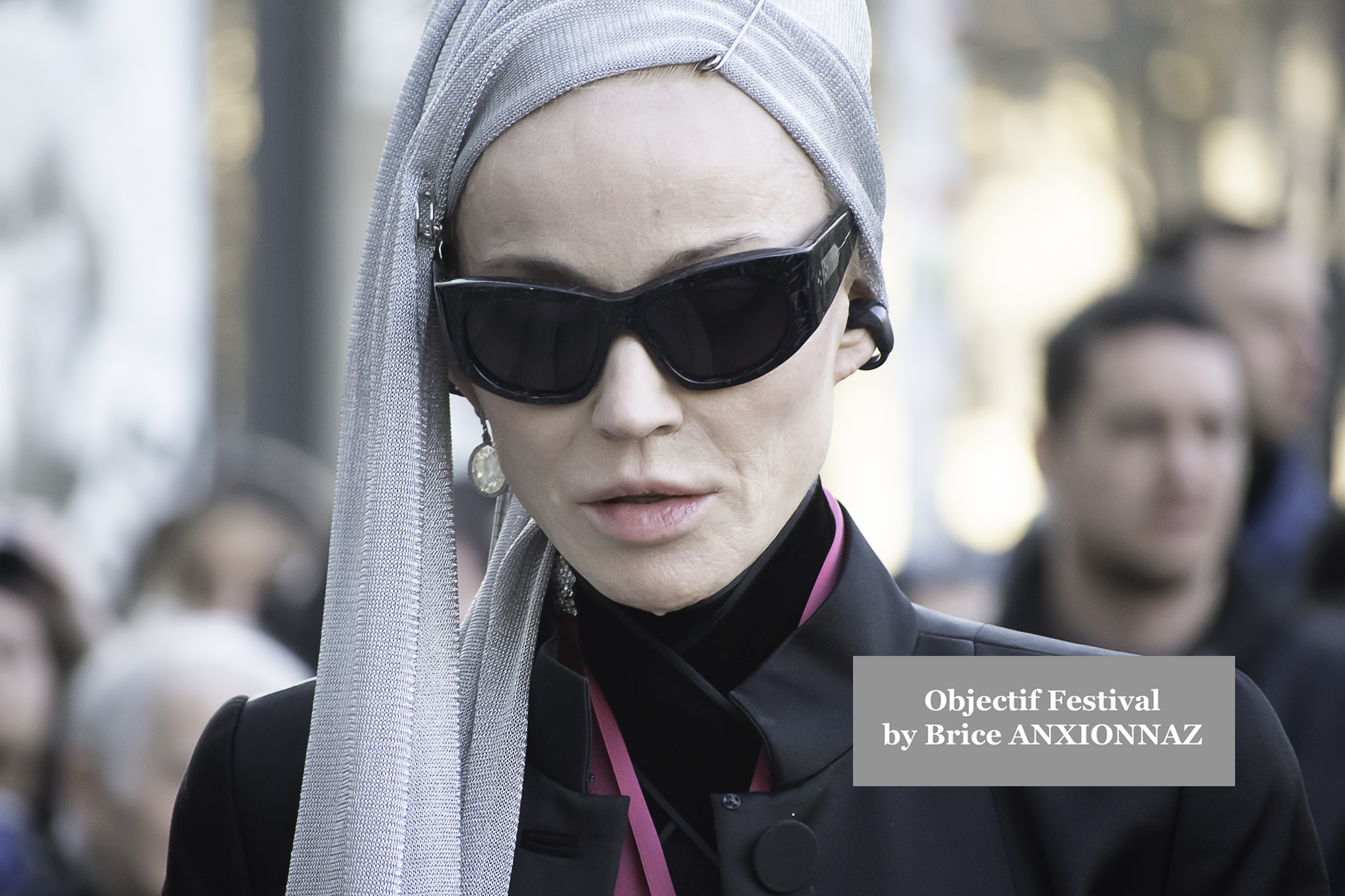 Photo de Kim Cattrall - Streetstyle photos at Rick Owens guests arrivals - Paris Fashion Week lors de l'événement à Streetstyle-photos-of-guests-arrivals-at-the-Rick-Owens-show-Paris-Fashion-Week le 8 March 2025 par Brice ANXIONNAZ (Objectif Festival)