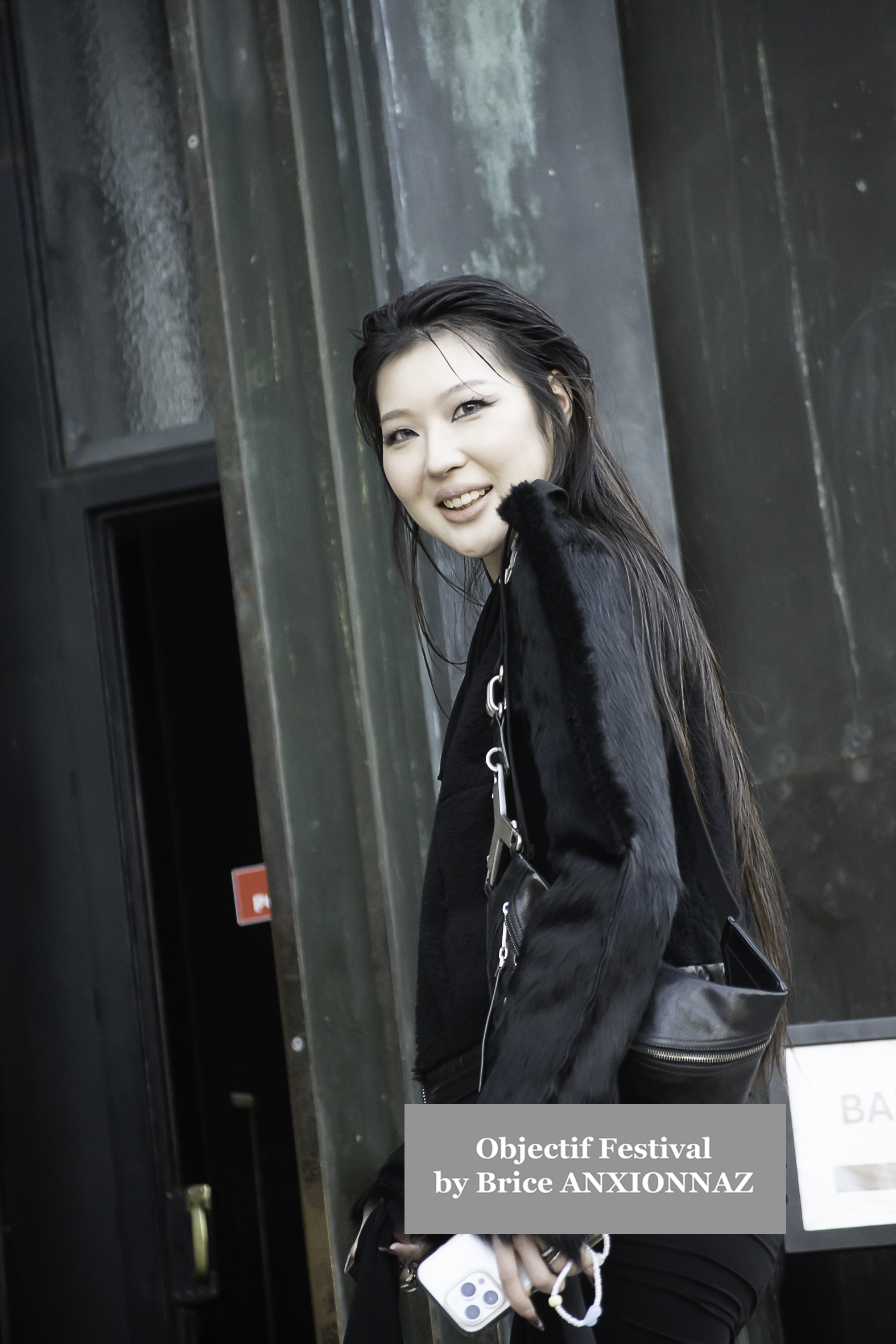 Photo de Kim Cattrall - Streetstyle photos at Rick Owens guests arrivals - Paris Fashion Week lors de l'événement à Streetstyle-photos-of-guests-arrivals-at-the-Rick-Owens-show-Paris-Fashion-Week le 8 March 2025 par Brice ANXIONNAZ (Objectif Festival)