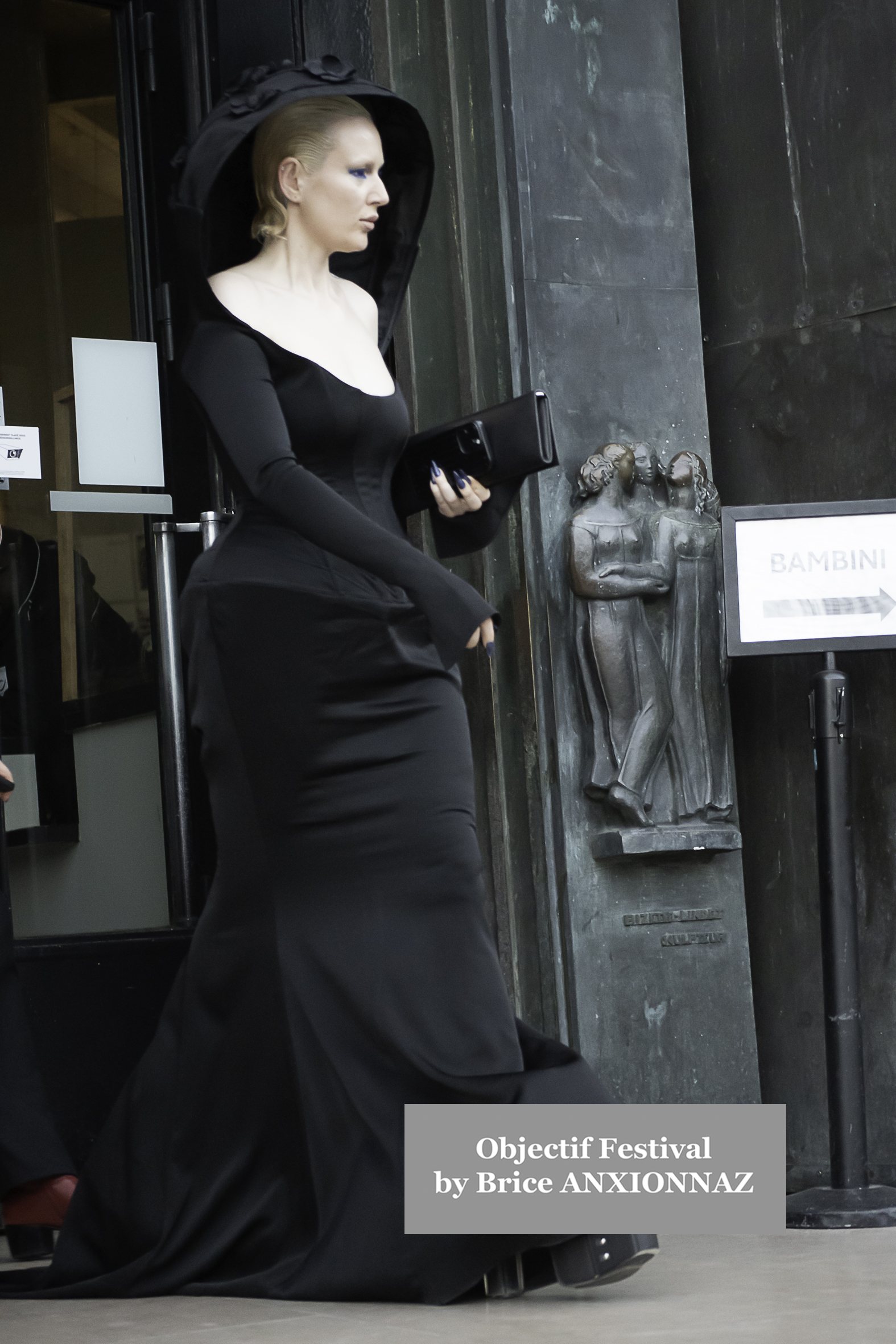 Photo de Mary Charteris - Streetstyle photos at Rick Owens guests arrivals - Paris Fashion Week lors de l'événement à Streetstyle-photos-of-guests-arrivals-at-the-Rick-Owens-show-Paris-Fashion-Week le 8 March 2025 par Brice ANXIONNAZ (Objectif Festival)