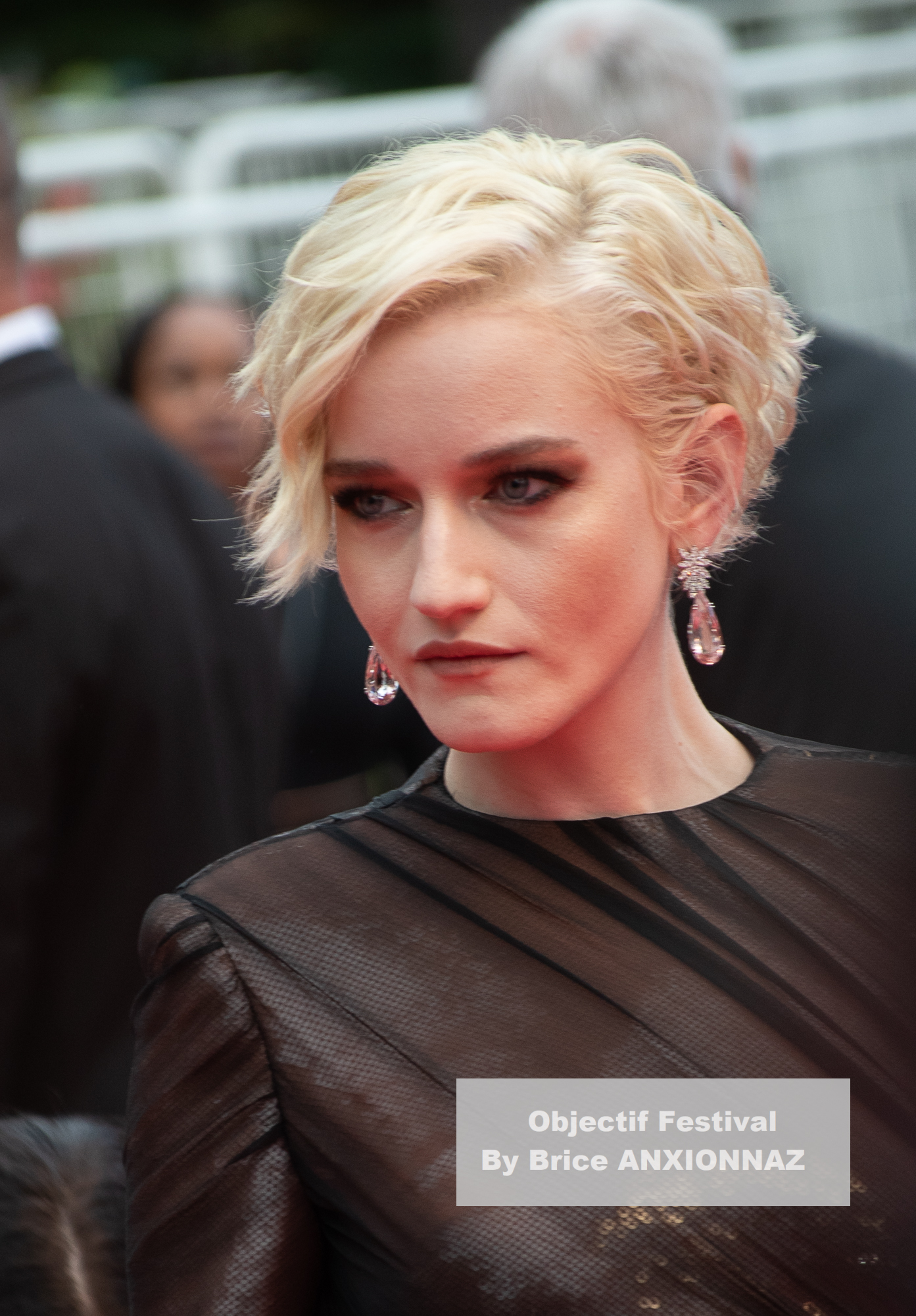 Fashion Week Julia Garner - Fashion Week at Cannes-2025-Partir-un-jour-redcarpet, Tapis on May 13th, 2025